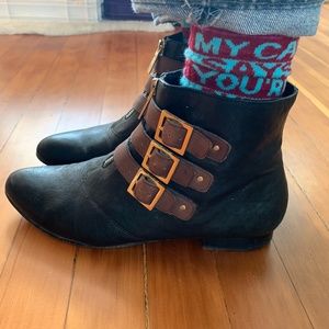 Elizabeth and James booties 3 buckle black 9